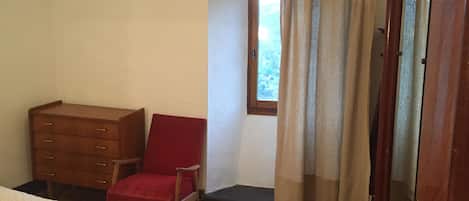 3 bedrooms, iron/ironing board, bed sheets