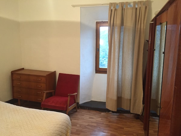3 chambres, fer et planche à repasser, draps fournis