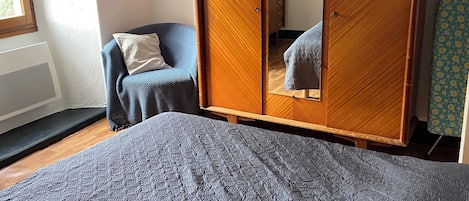 3 bedrooms, iron/ironing board, bed sheets