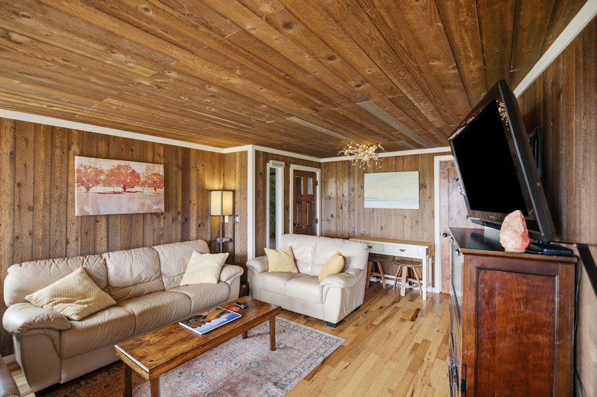Walk To Private Beach: Bay-view Whidbey Island Gem - Oak Harbor, WA