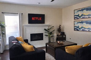 Smart-TV, Kamin, Arbeitsbereiche