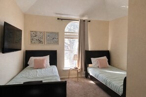 4 Schlafzimmer, Schreibtisch, Bügeleisen/Bügelbrett, Reisekinderbett