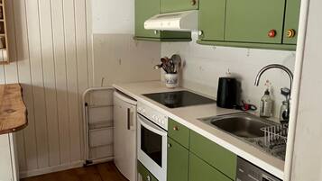 Frigorifero, forno, piano cottura, lavastoviglie