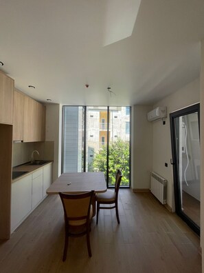 Suite monolocale, balcone, vista montagna | Pasti