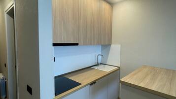Estudio, balcón, vista al mar | Cocina privada | Parrilla de estufa