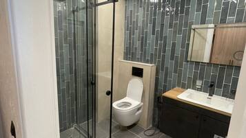 Habitación doble, balcón | Baño | Regadera, secadora de cabello, toallas, jabón