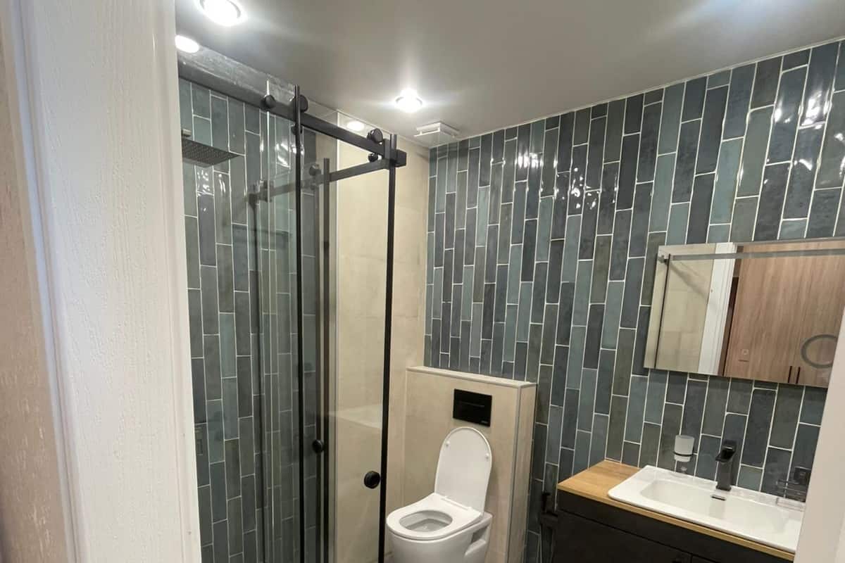 Suite monolocale, balcone, vista montagna | Bagno | Doccia, asciugacapelli, asciugamani, sapone