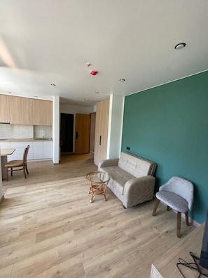 Suite monolocale, balcone, vista mare parziale | Area soggiorno