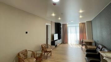 Suite, Balcony, Sea View | Living area
