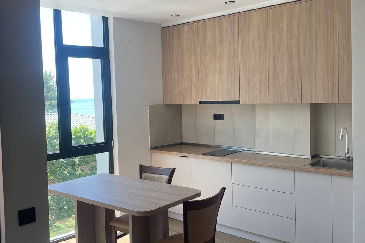 Suite monolocale, balcone, vista mare parziale | Cucina privata | Piano cottura