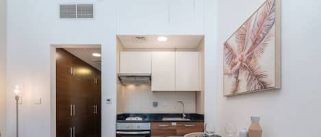 Coffee/tea maker, fridge, microwave, oven