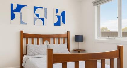Stylish Fitzroy North Studio + Secure Parking
