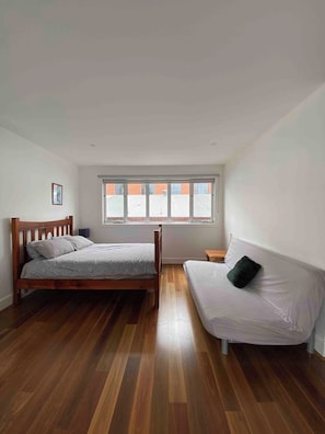 Tabla de planchar con plancha, wifi, ropa de cama