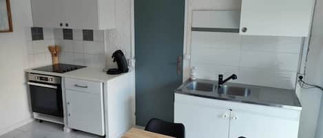 Coffee/tea maker, fridge, microwave, oven