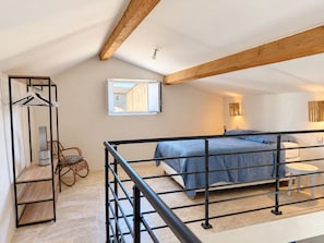 A bedroom with a bed, a window, a chair, a shelf, and a railing. - Authentic farmhouse with a pool, 10 minutes from Uzès, for 8 people (Garrigues-Sainte-Eulalie)