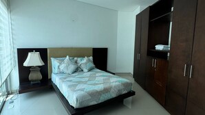 Una camera da letto con un letto, un comodino, una lampada e un armadio.