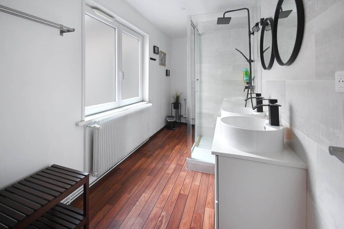Un baño moderno con ducha, inodoro y lavamanos.