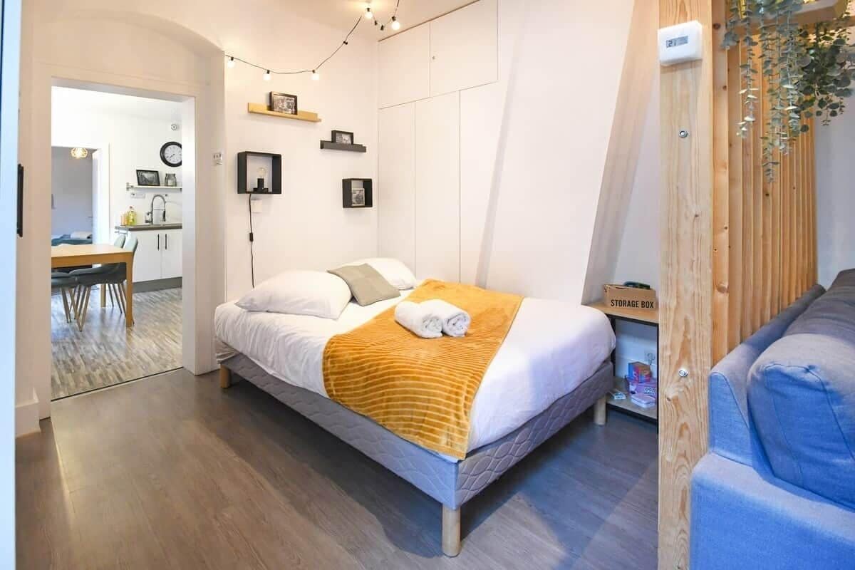 Een strijkplank/strijkijzer, wifi, beddengoed