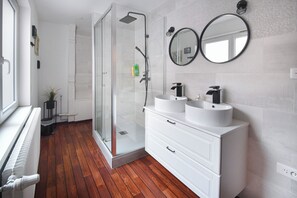 Bathroom - Vrbo Property (Colmar)