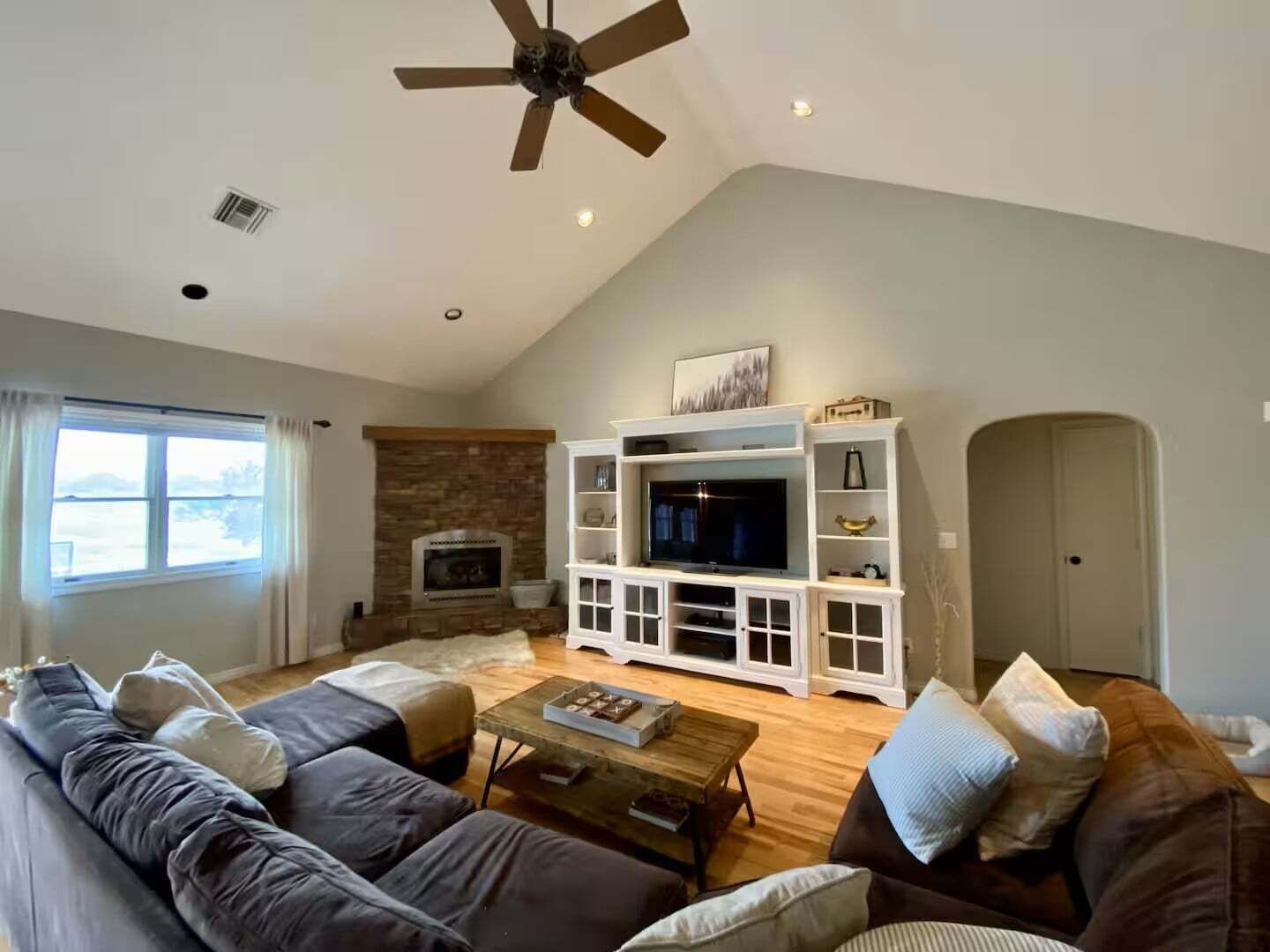 House, 4 Bedrooms | Living area | Smart TV