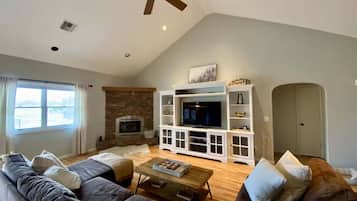 House, 4 Bedrooms | Living area | Smart TV