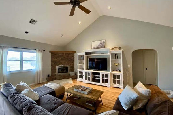 House, 4 Bedrooms | Living area | Smart TV