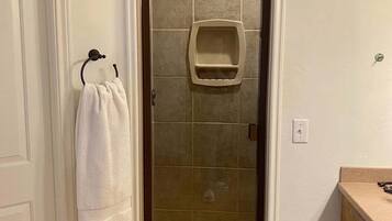 House, 4 Bedrooms | Bathroom | Towels, shampoo