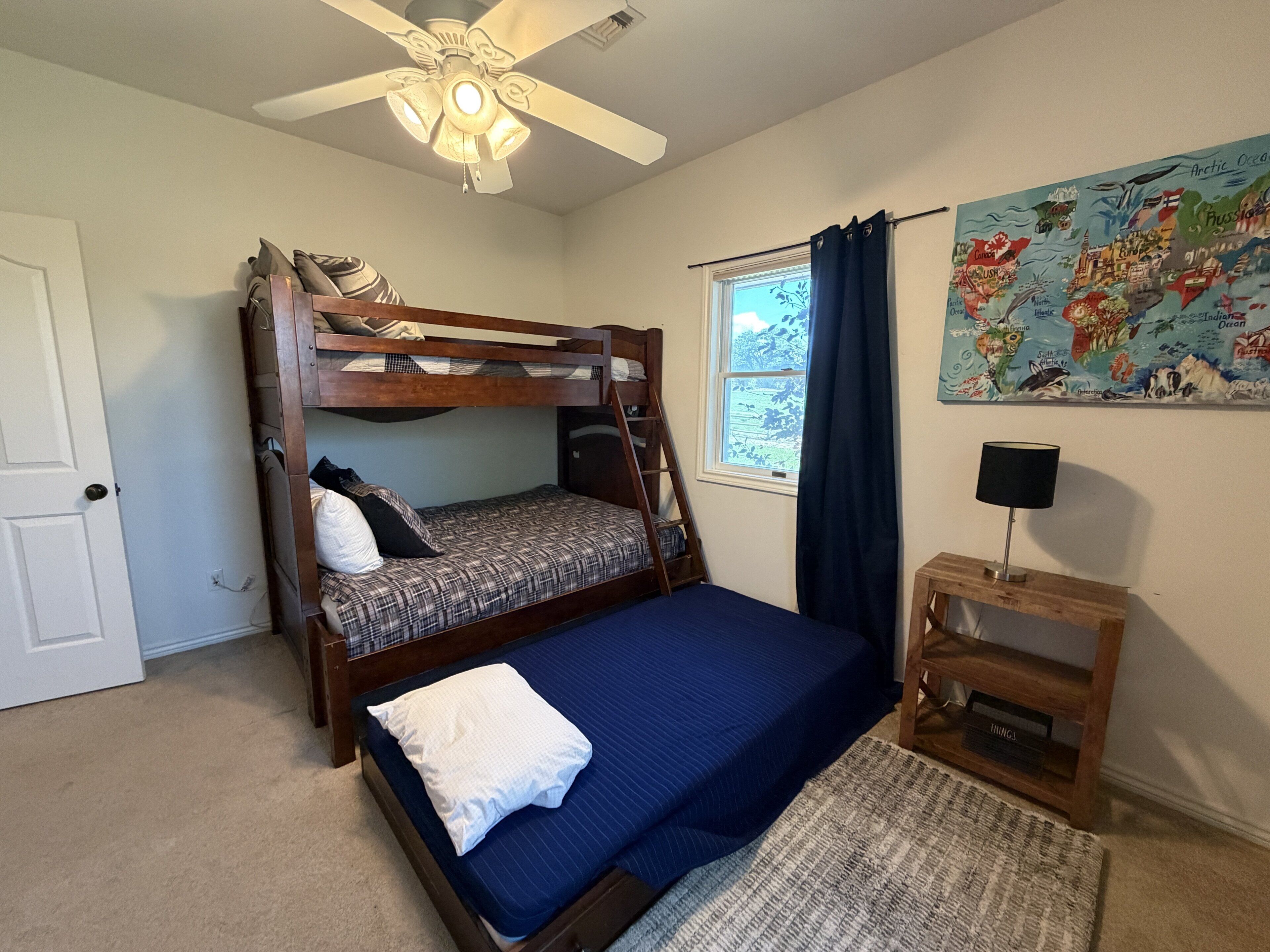 4 habitaciones y espacio para trabajar con laptop 