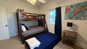 4 habitaciones y espacio para trabajar con laptop