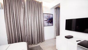 Appartamento Premium, 2 camere da letto, cucina, al piano executive | Una scrivania, postazione laptop, insonorizzazione, ferro/asse da stiro