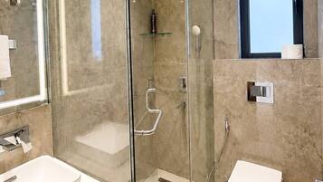 Apartament Premier, vistes a la ciutat | Bany | Articles de tocador gratuïts, tovalloles, sabó i xampú
