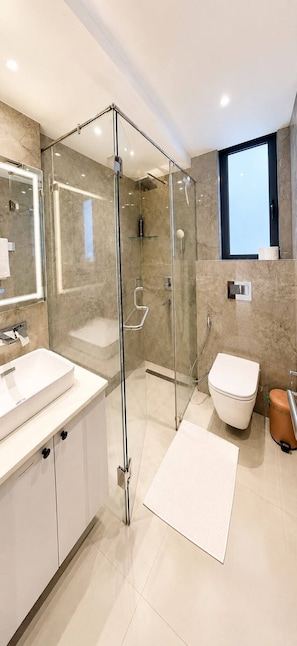 Premier Apartment, City View | Bathroom | Free toiletries, towels, soap, shampoo - Solaris  (Accra)