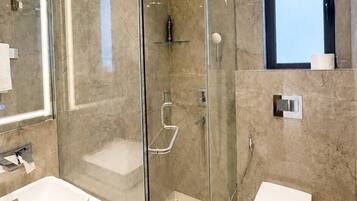 Apartament Premier, vistes a la ciutat | Bany | Articles de tocador gratuïts, tovalloles, sabó i xampú