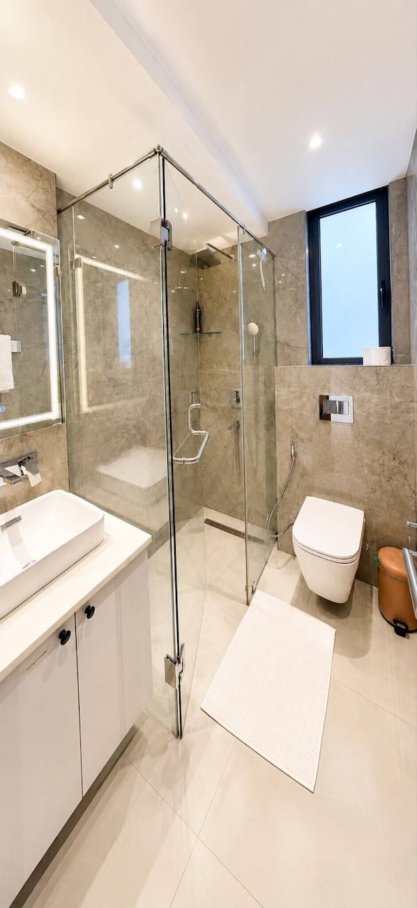 Premier Apartment, City View | Bathroom | Free toiletries, towels, soap, shampoo - Solaris  (Accra)