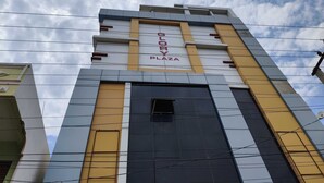 Un bâtiment sur lequel on peut lire l’inscription « Cory Plaza » sur une enseigne.