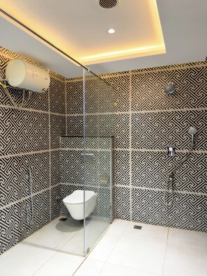 Buồng tắm vòi sen, khăn tắm, xà phòng, dầu gội 