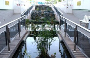 A staircase with a water feature in the middle, surrounded by railings and benches. - Hotel Green Field (San Bartolomé de Tirajana)