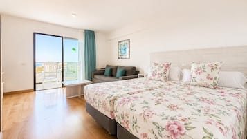 Estúdio superior, sacada, vista parcial para o mar | Cofres nos quartos, espaço de trabalho para notebook, Wi-Fi de cortesia