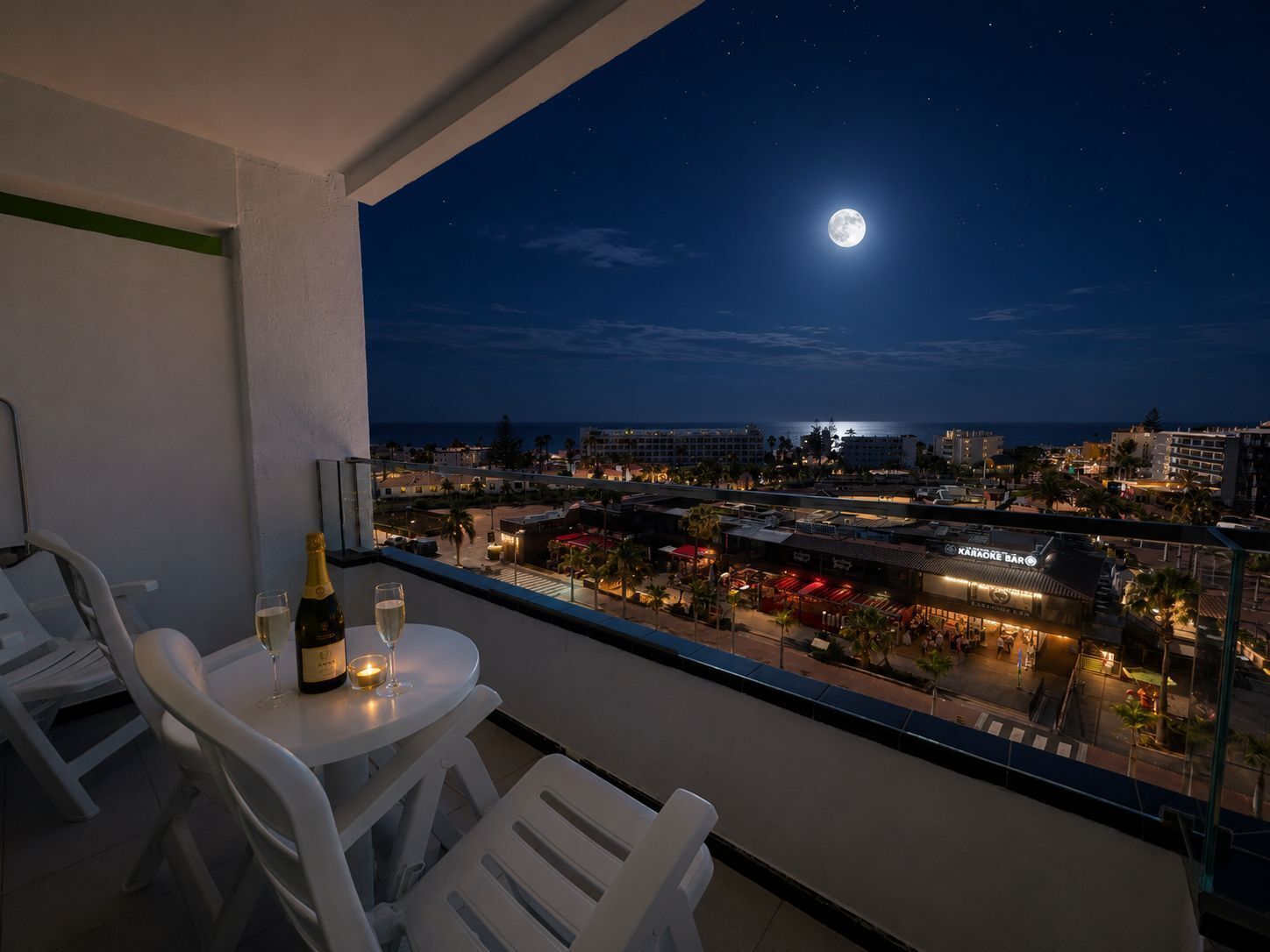 Apartamento superior, sacada, vista para o mar | Opções para refeição ao ar livre