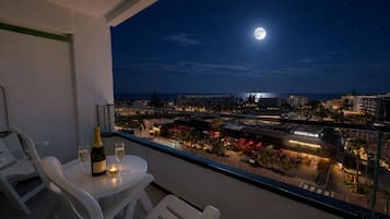 Apartamento superior, sacada, vista para o mar | Opções para refeição ao ar livre