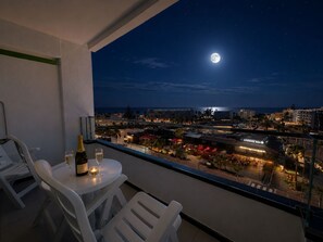 Apartamento superior, sacada, vista para o mar | Opções para refeição ao ar livre