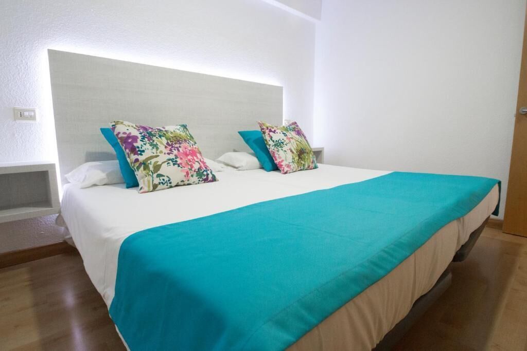 Apartamento superior, sacada, vista para o mar | Cofres nos quartos, espaço de trabalho para notebook, Wi-Fi de cortesia