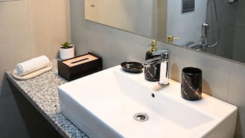 Ducha, artículos de tocador gratuitos, pantuflas, toallas