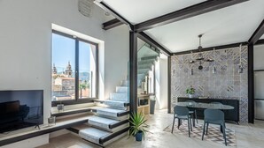 Ein modernes Interieur mit Essbereich, Wendeltreppe und Blick auf die Außenwelt.