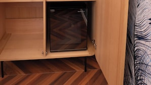 Habitación triple estándar, balcón, vistas a la ciudad | Interior