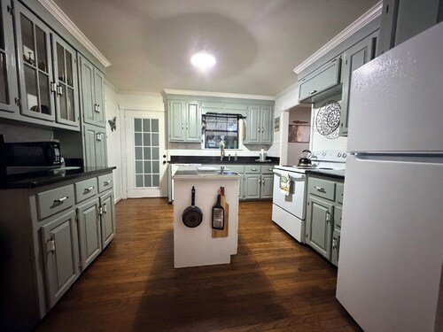 Relax & Unwind at This Beautiful 4-Bedroom Lake House Russellville