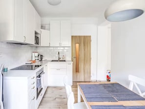 Mikrovågsugn, ugn, diskmaskin och barnstol