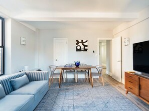 TV - Spacious Luxury 3-Bedroom Apartment in the Upper West Side (New York)