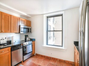 Fridge, microwave, oven, stovetop - Spacious Luxury 3-Bedroom Apartment in the Upper West Side (New York)