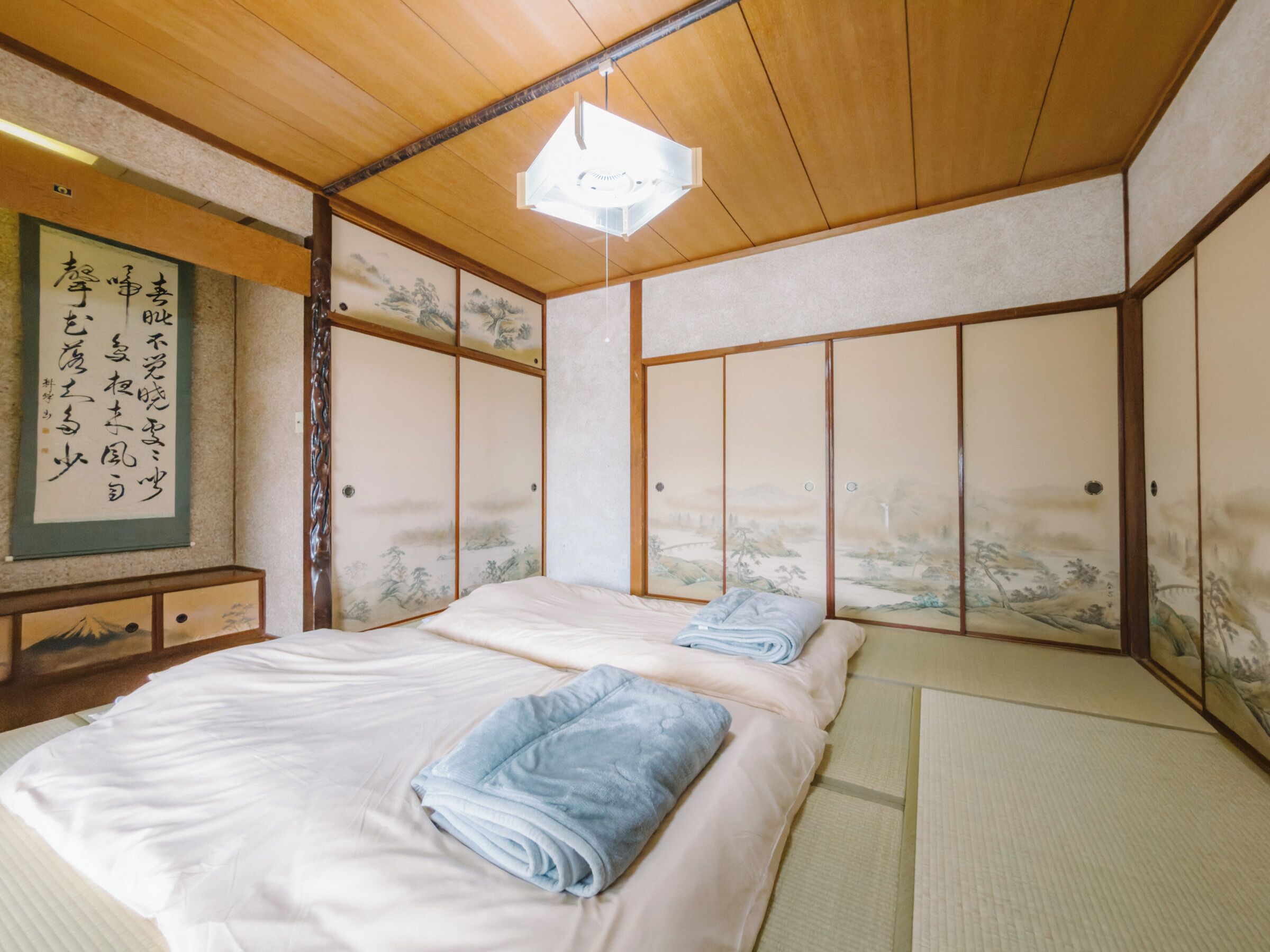 4 habitaciones, escritorio, tabla de planchar con plancha y wifi gratis 